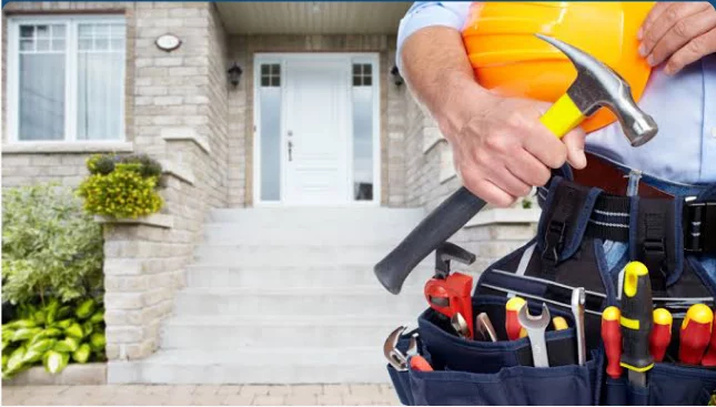 Profissional com ferramentas em frente a uma casa