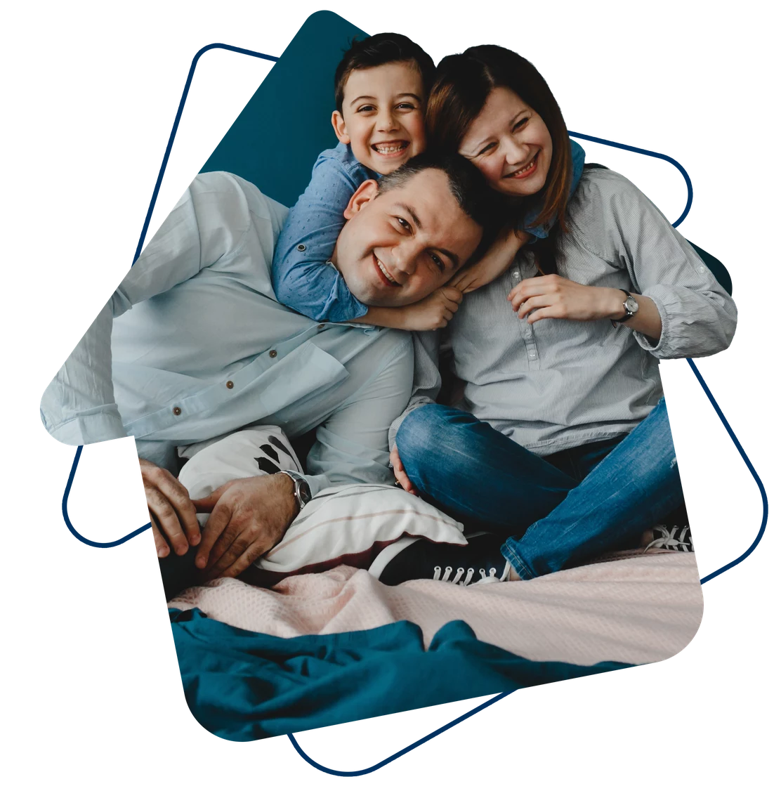 Família sorrindo abraçada