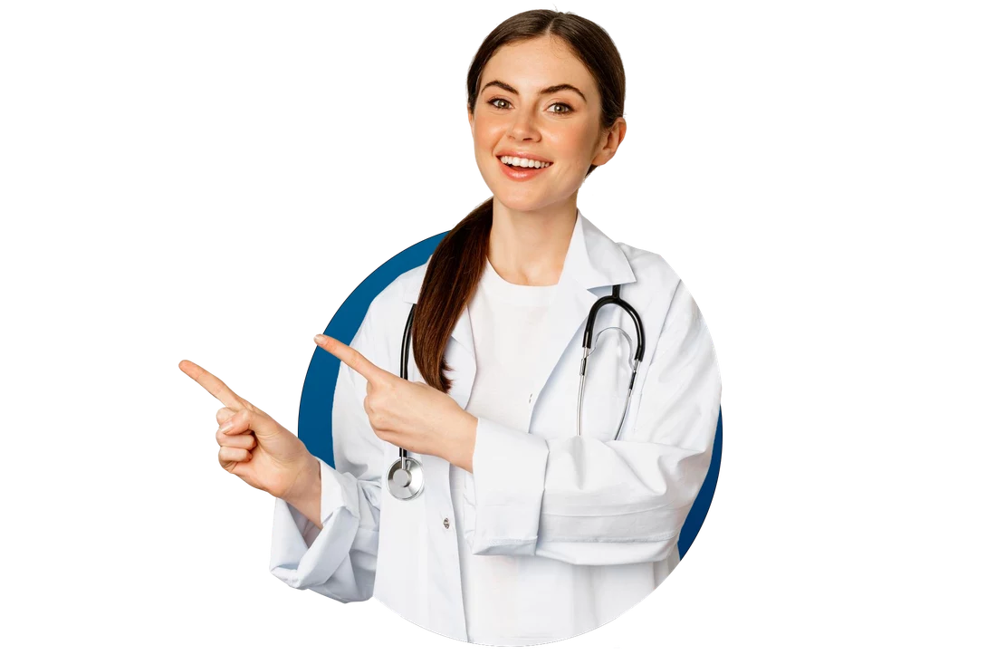 Médica sorrindo apontando para os benefícios da telemedicina